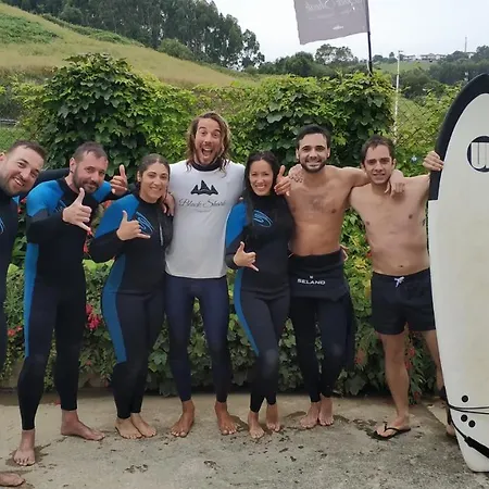 Black Shark Surfhouse Hostal *